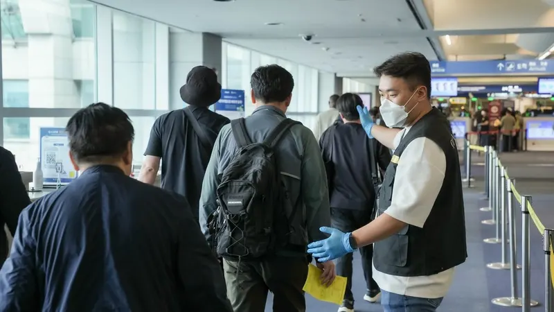 에볼라 확산에 인천공항 검역강화…감염병 테마·진단키트株 영향 점검