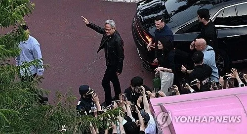 젠슨 황 한국에 엔비디아 4개 신사업 선물…AI 반도체 수혜주 점검