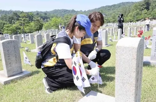 KB국민은행, 현충원 봉사활동 전개…호국보훈의달 ESG 행보 주목