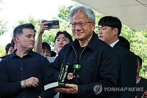 젠슨 황 방한, 배경훈 부총리와 AI 협력 논의…국내 반도체株 주목