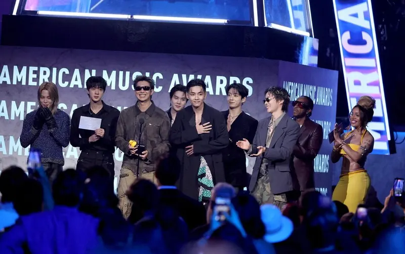 BTS, 2026 AMA 올해의 아티스트 2회 수상…하이브 등 K팝株 영향 분석