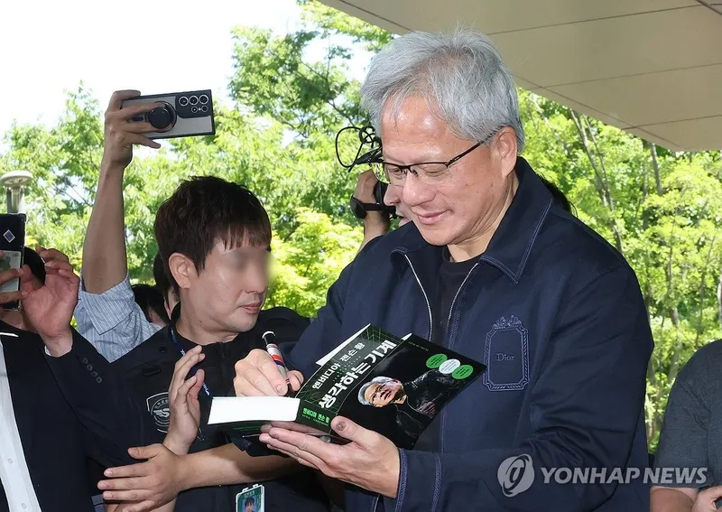 방한마다 화제 젠슨 황 팬서비스, 엔비디아·HBM 반도체株에 던지는 신호