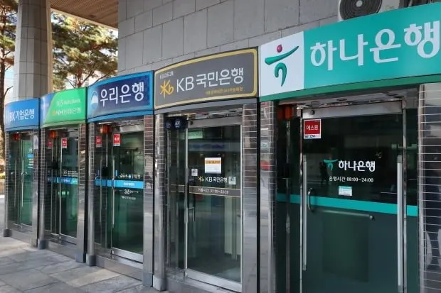 은행원 2500명 억대 퇴직금 들고 떠난다…증권사는 17년만 최대 인력 왜