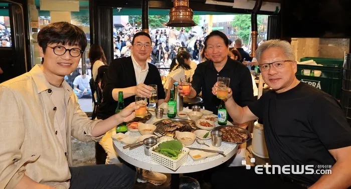 젠슨 황 엔비디아 CEO 방한, 최태원·구광모·이해진 삼겹살 회동…AI 반도체 동맹 주목