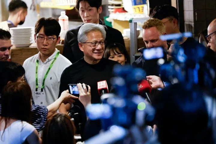 젠슨 황 8개월 만에 방한…AI·자율주행·로봇 초밀착 행보가 던진 투자 신호