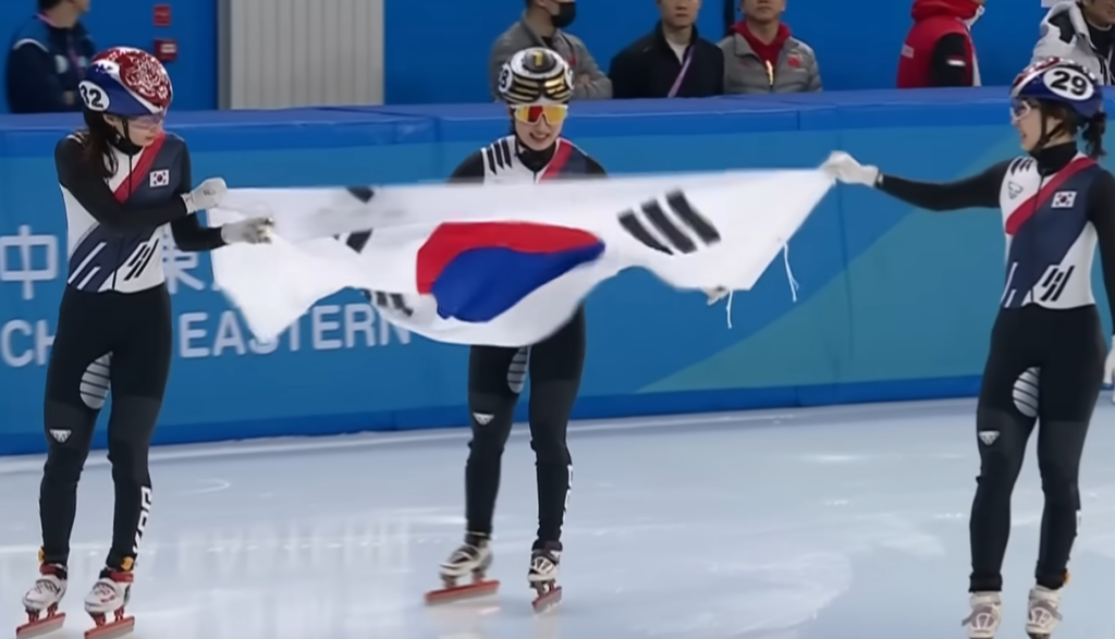 한국 컬링 대표팀, 하얼빈 아시안게임에서 일본과 한일전 승리를 목표로 경기하는 장면