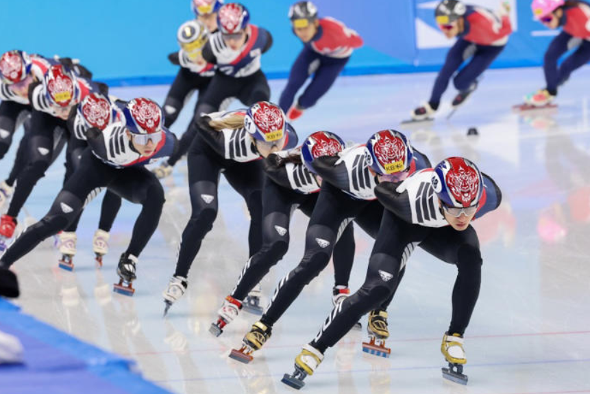 스피드스케이팅 김민선과 이나현, 여자 500m 경기에서 메달을 향한 질주